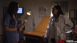 Panic nurse asked doctor for the help and big ass Latina used her nurse