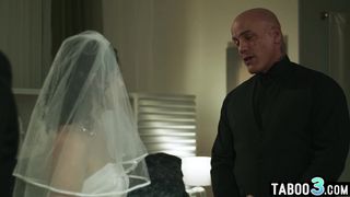 Petite MILF wife Penelope Reed has to say thanks for her father in law