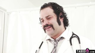 Memory loss patient gets a deepthroat diagnosis from a hot nurse