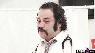 Memory loss patient gets a deepthroat diagnosis from a hot nurse